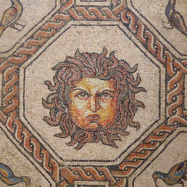 Mosaico_Medusa_-_Museo_Arqueologico_Nacional_-_Editado_-_Madrid_02.jpg